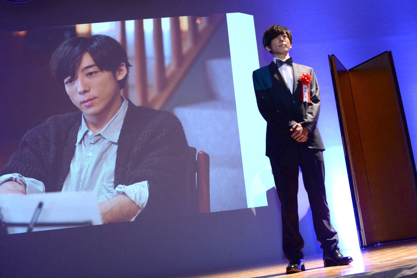 出演作とともに紹介を受ける高橋一生。