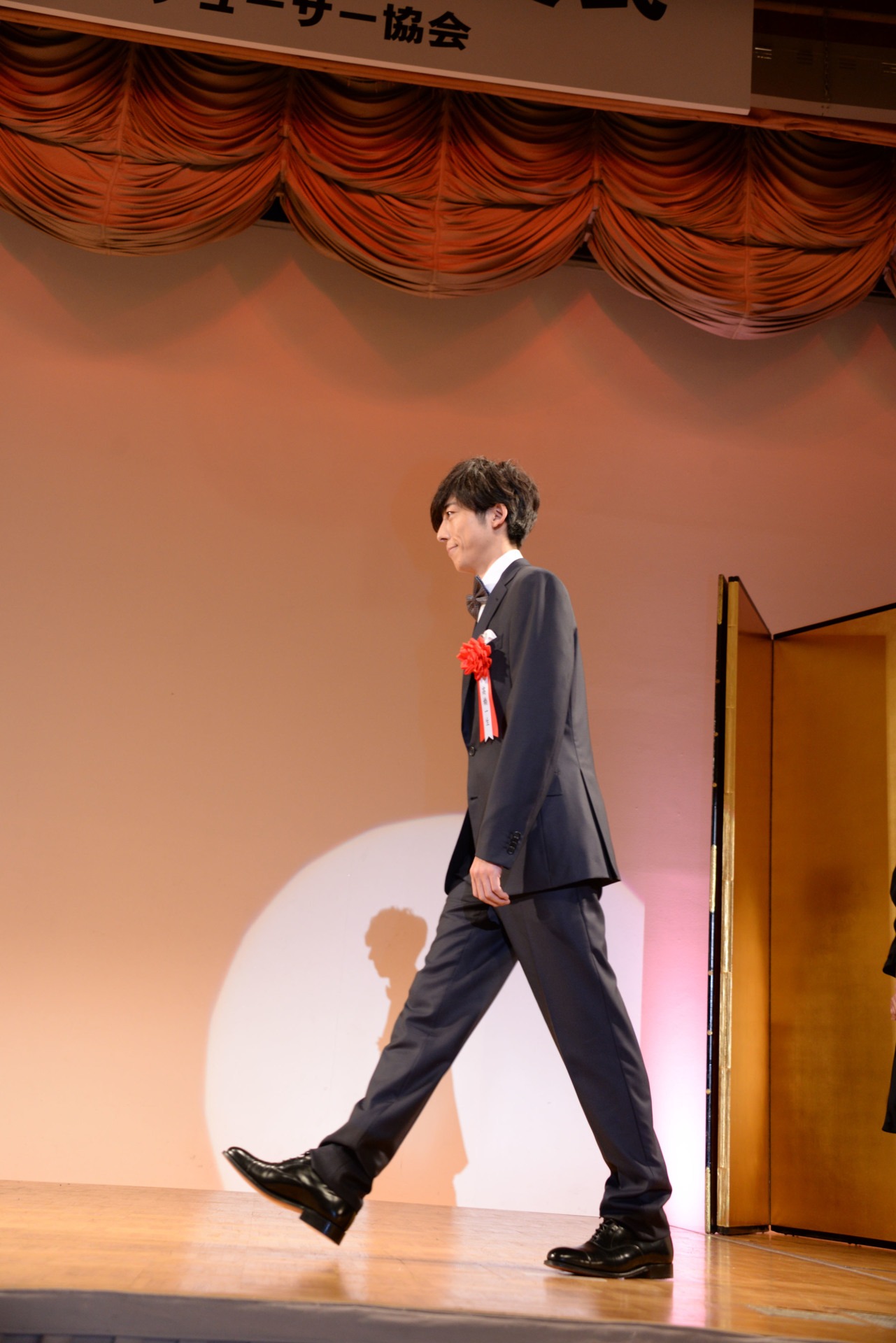 登壇する高橋一生。