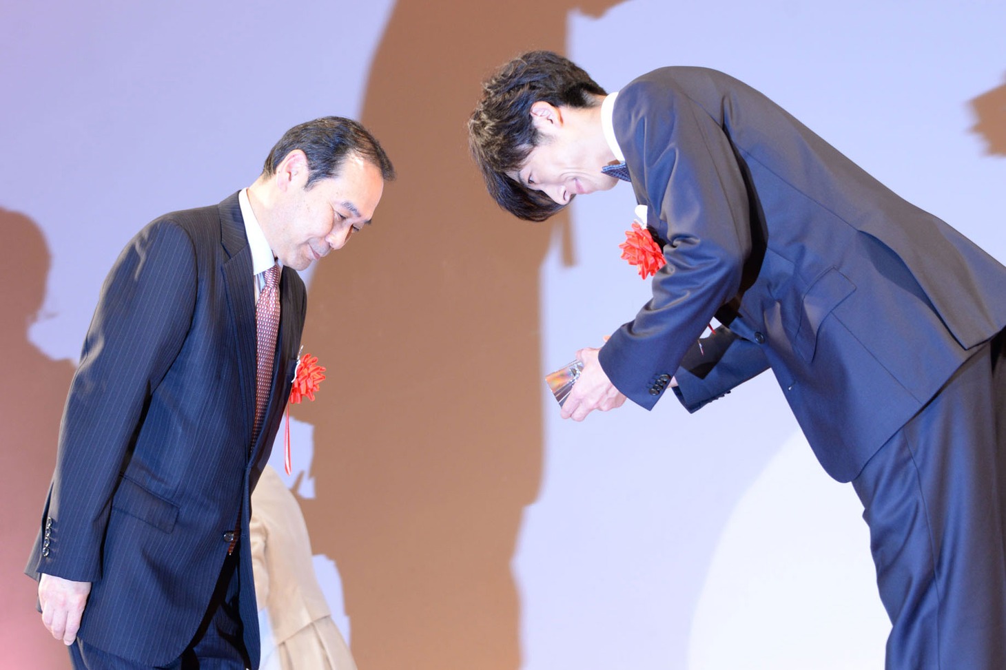 トロフィーを受け取った高橋一生（右）。