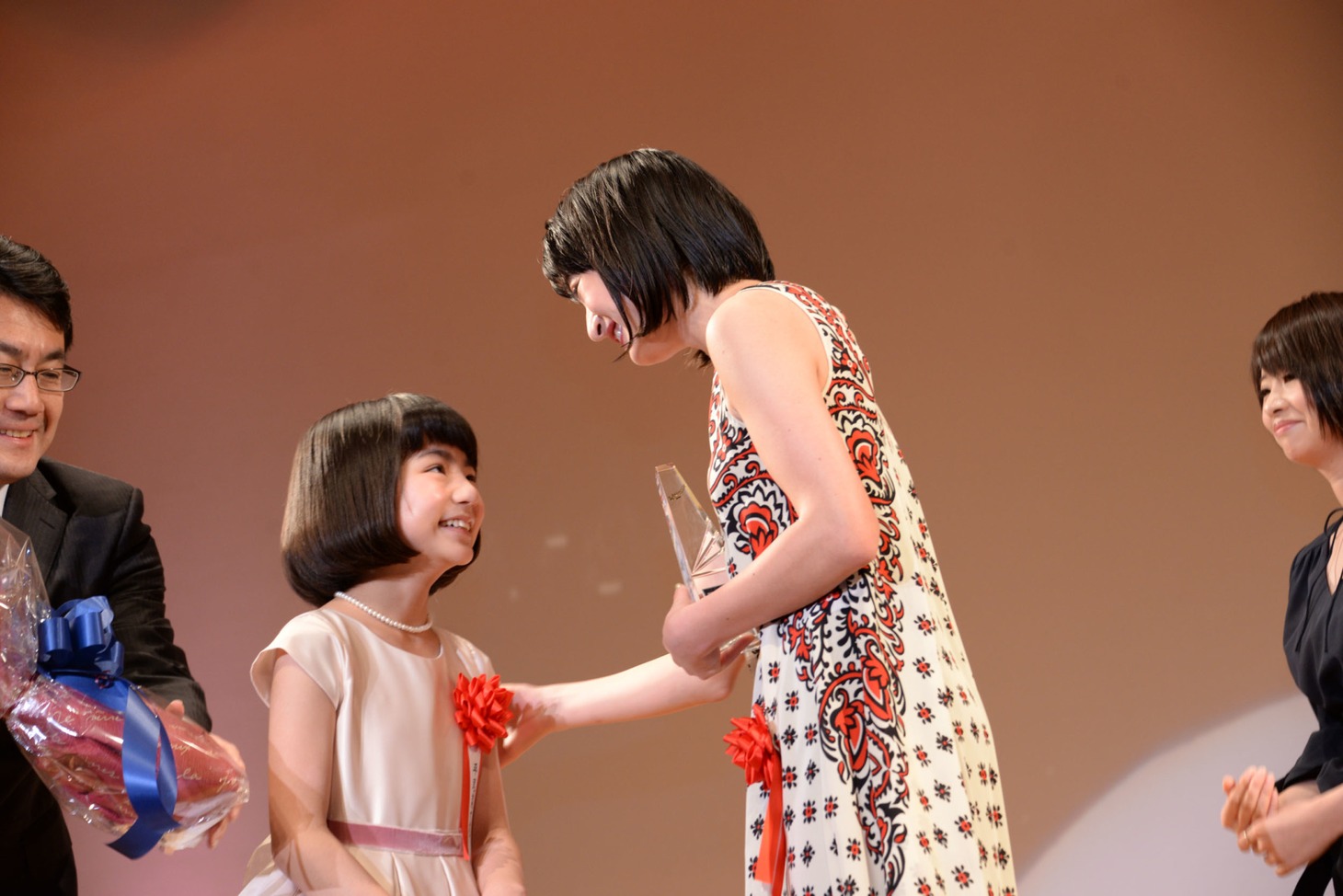左から平尾菜々花、門脇麦。