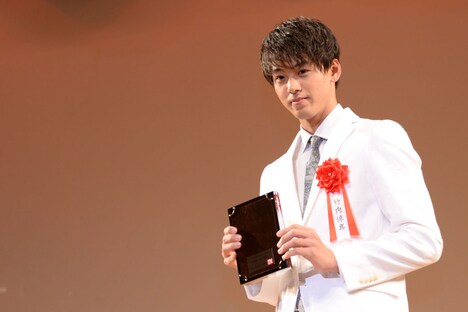 盾を見せる竹内涼真。