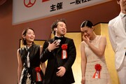 左から吉岡里帆、ムロツヨシ、杉咲花。