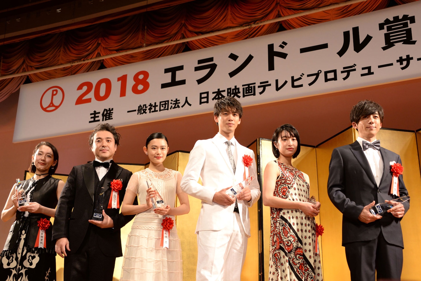 左から吉岡里帆、ムロツヨシ、杉咲花、竹内涼真、門脇麦、高橋一生。