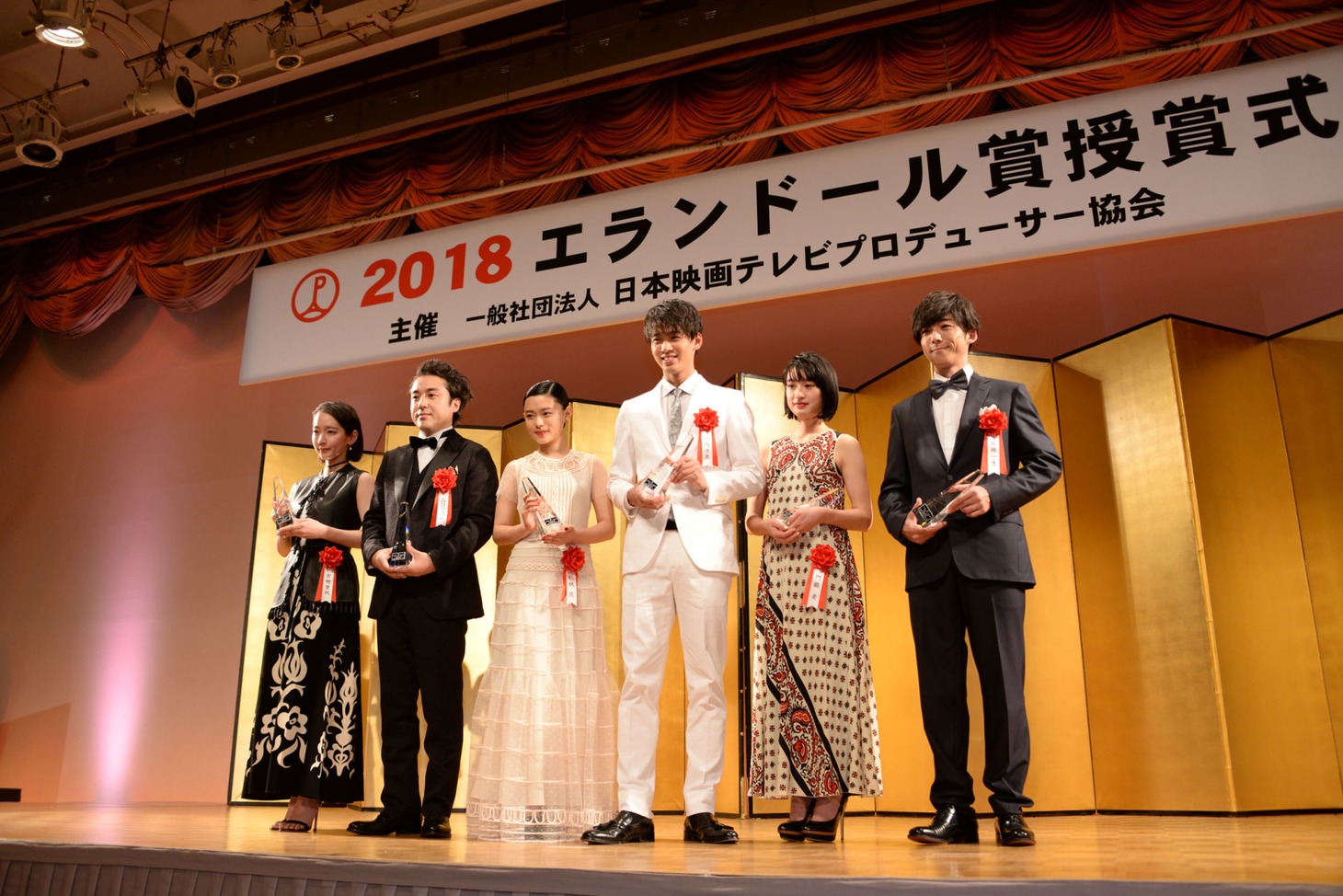 左から吉岡里帆、ムロツヨシ、杉咲花、竹内涼真、門脇麦、高橋一生。