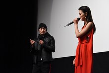 左から般若、池田エライザ。