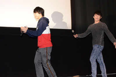 登壇する寺島惇太（左）と五十嵐雅（右）。