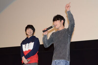 ノリノリで挨拶する五十嵐雅（右）と、その様子を見つめる寺島惇太（左）。