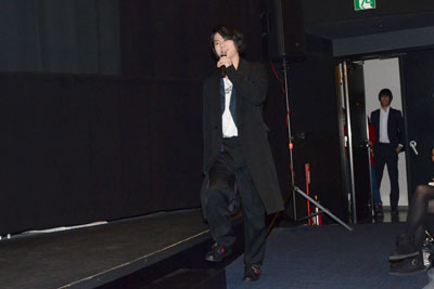 歓声を浴びながらサプライズ登場する武内駿輔。