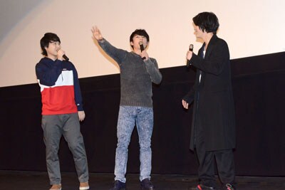 武内駿輔（右）への大歓声に、「みんなアレクの女だな！」と叫ぶ五十嵐雅（中央）。