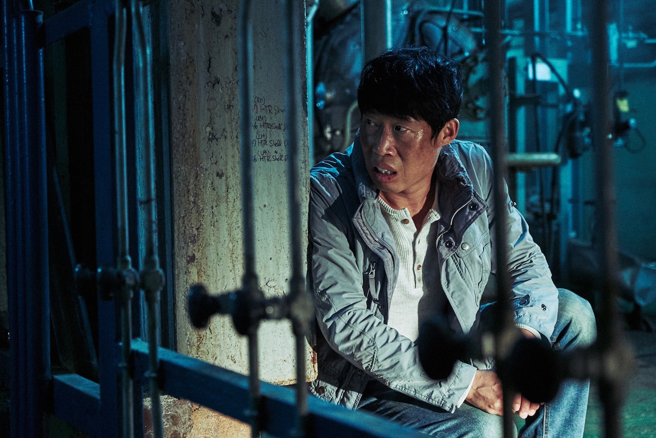 ユ・ヘジンがナイフにビビりながら愛娘と電話する「共助」本編映像