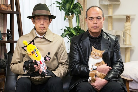 左から猫仕様のBSナナナ（BSナナニャ）を抱く嶋田久作、猫を抱く田中要次。