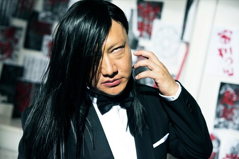 「ニワトリ★スター」より、鳥肌実演じる“神の男”。