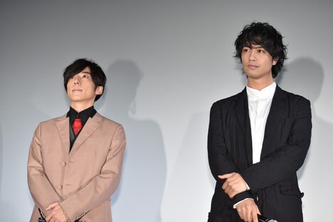 左から高橋一生、齊藤工。