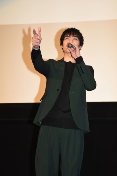 「バーン」とセリフを放つ松本享恭。