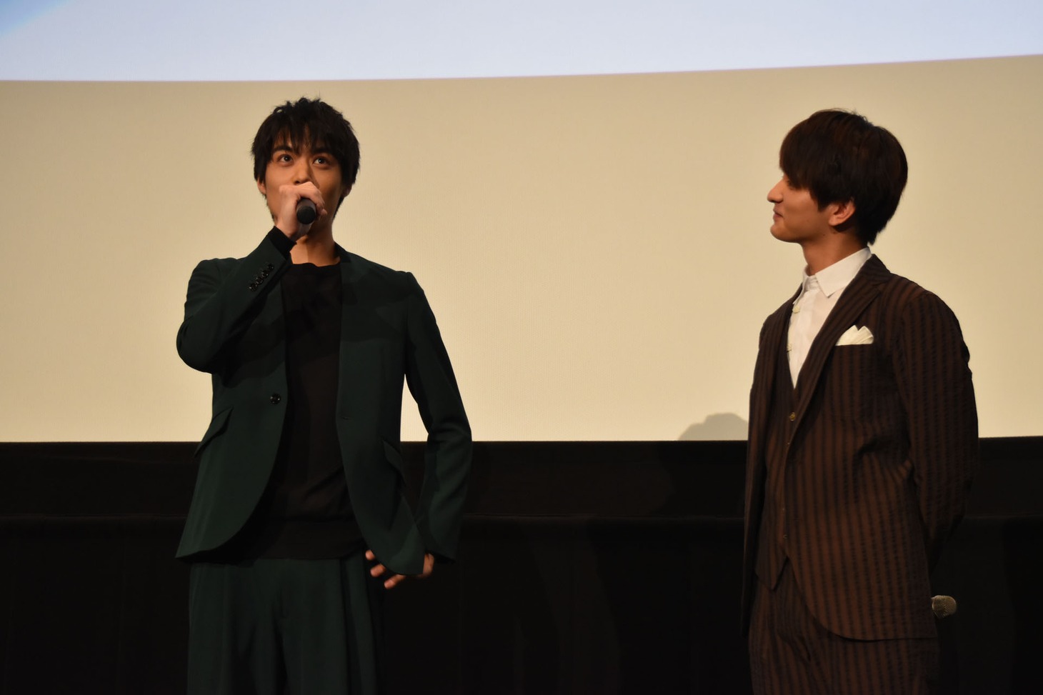 飛彩の好きなシーンを考える松本享恭と、答えを待つ瀬戸利樹。