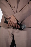 マイクを持つ高橋一生の手。