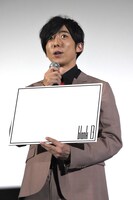 何も書かれていない“blank”のボードを見せながら話す高橋一生。