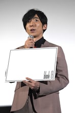 何も書かれていない“blank”のボードを見せながら話す高橋一生。