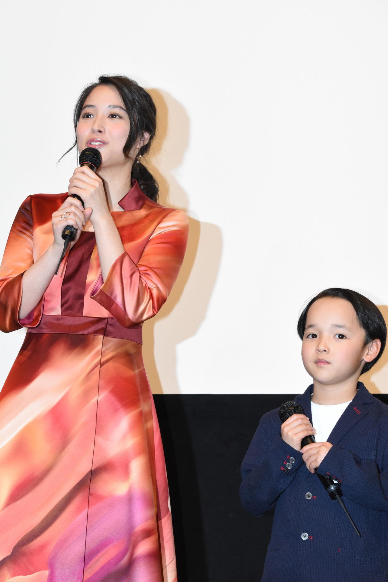 「巫女っちゃけん。」初日舞台挨拶の様子。