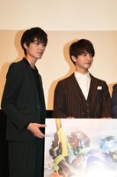 左から松本享恭、瀬戸利樹。