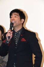 出っ歯を付けて話す原口あきまさ。