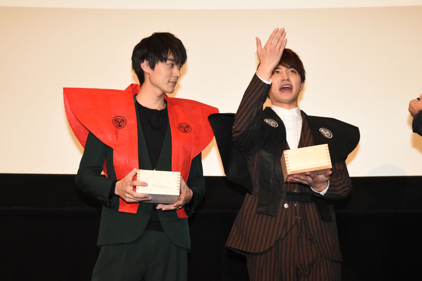 豆まきをする松本享恭（左）と瀬戸利樹（右）。
