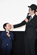 隙あらば山口太幹の額をなでるリリー・フランキー。
