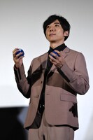 「blank13」と書かれたボールを客席に投げようとする高橋一生。