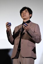 「blank13」と書かれたボールを客席に投げようとする高橋一生。