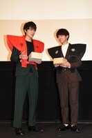 左から松本享恭、瀬戸利樹。