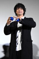 「blank13」と書かれたボールを客席に投げようとする齊藤工。