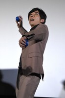 「blank13」と書かれたボールを客席に投げようとする高橋一生。