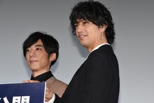 左から高橋一生、齊藤工。