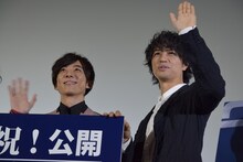 左から高橋一生、齊藤工。