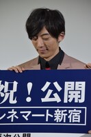 ボードを見る高橋一生。