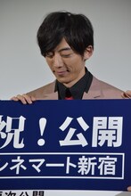 ボードを見る高橋一生。