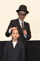 隙あらば山口太幹の額をなでるリリー・フランキー。