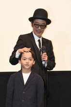 隙あらば山口太幹の額をなでるリリー・フランキー。
