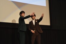 “バーン”する松本享恭（左）と瀬戸利樹（右）。