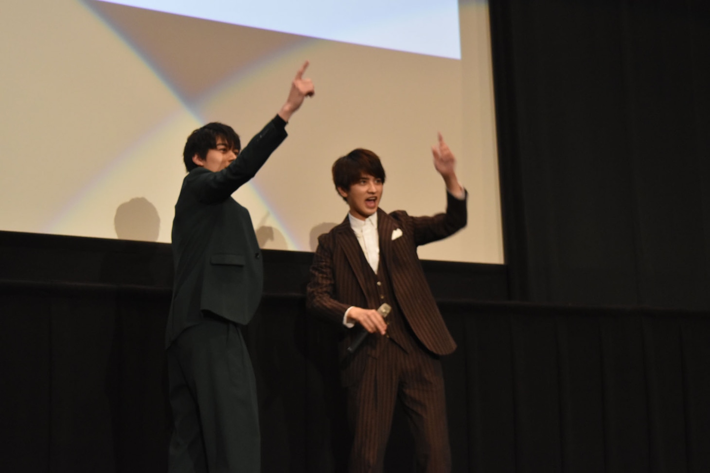“バーン”する松本享恭（左）と瀬戸利樹（右）。