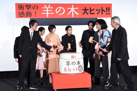 鏡開きを行う前に、タイミングを確認する登壇者たち。