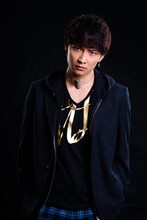 「人狼ゲーム ロストエデン」「人狼ゲーム インフェルノ」に出演する時人。