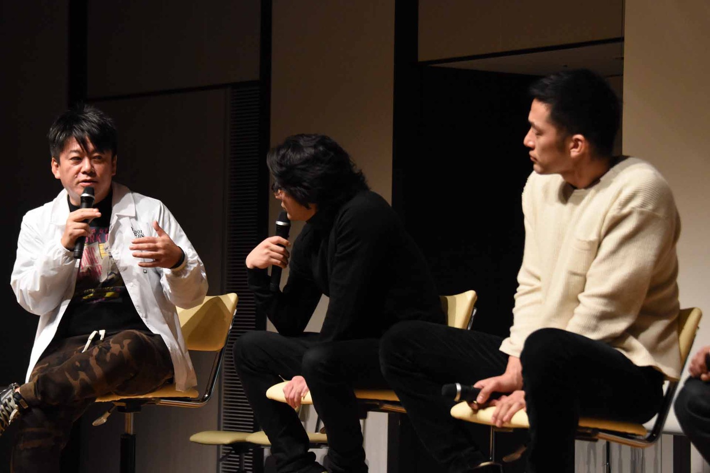 左から堀江貴文、山田孝之、阿部進之介。