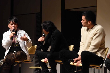 左から堀江貴文、山田孝之、阿部進之介。