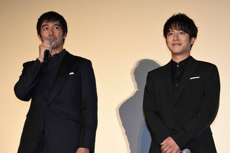 左から阿部寛、溝端淳平。