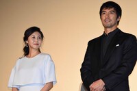 左から松嶋菜々子、阿部寛。