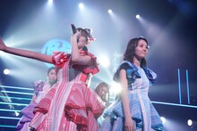 左から秋本帆華、咲良菜緒。（Photo by HIROKAZU）