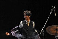 ドラムを演奏するためジャケットを脱ぐ中川大志。