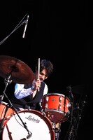 ドラムを演奏する中川大志。