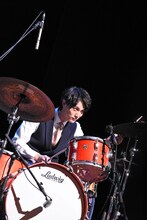 ドラムを演奏する中川大志。